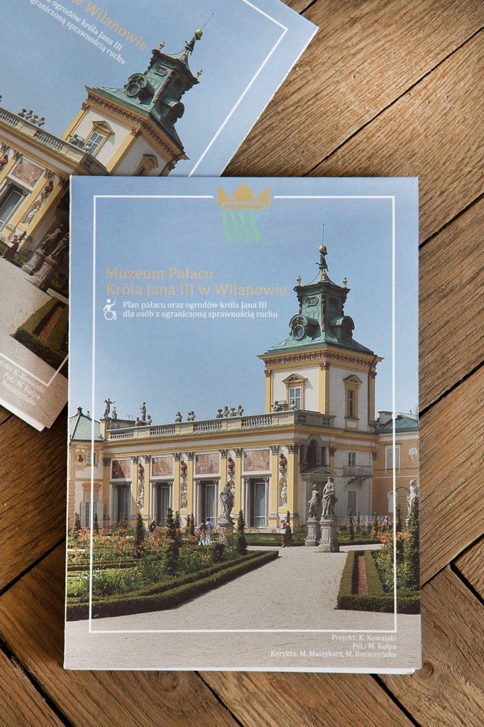 Folder o nazwie Muzeum Pałacu Króla Jana III w Wilanowie, plan pałacu oraz ogrodów Króla Jana III dla osób z ograniczoną sprawnością ruchu. Na okładce zdjęcie fragmentu pałacu i sąsiadującego ogrodu.