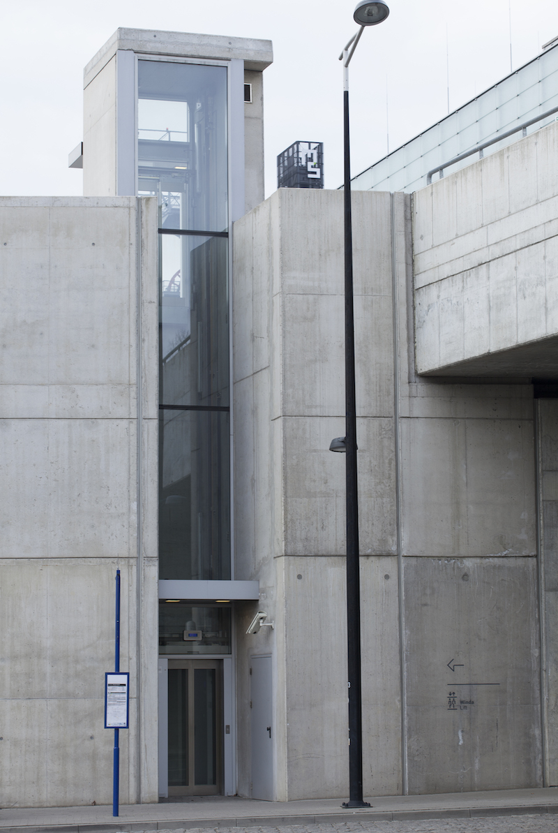 Panorama Katowic. Widok z oddali na teren Muzeum Śląskiego. Nad jedną z ulic most prowadzący do muzeum.
