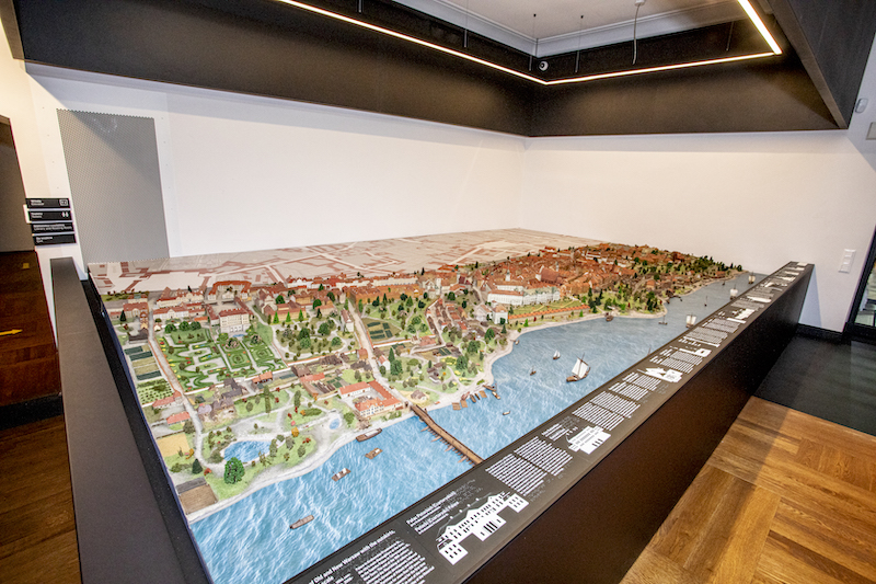 Muzeum Warszawy. W rogu kilkumetrowa makieta Starego i Nowego Miasta, wraz z brzegiem Wisły. Makieta obrazuje historyczny wygląd Warszawy, z drewnianymi domami przy brzegu i łodziami żaglowymi na rzece.