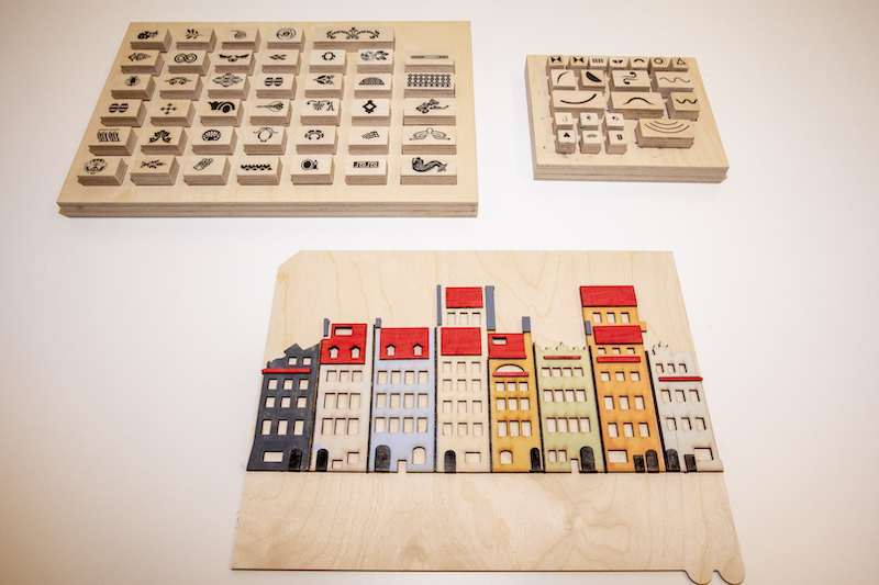 Drewniane plansze z wypukłymi, dotykowymi elementami.