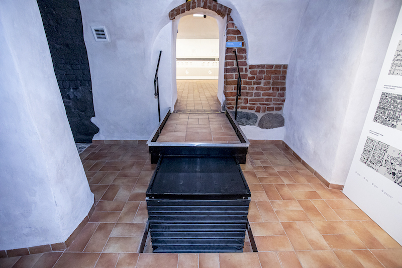 Podnośnik umożliwia przejście pomiędzy poziomami osobie z ograniczoną mobilnością.