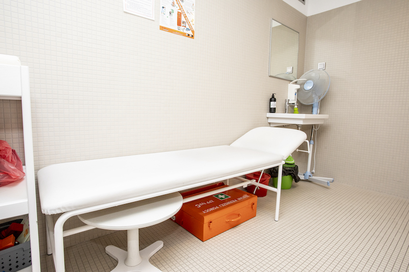 Pokój wyciszenia. Niewielkie pomieszczenie o jasnych ścianach. Przy jednej ze ścian stoi biała leżanka. Pod nią skrzynka z zestawem pierwszej pomocy. Obok umywalka, na ścianie instrukcje bezpieczeństwa.