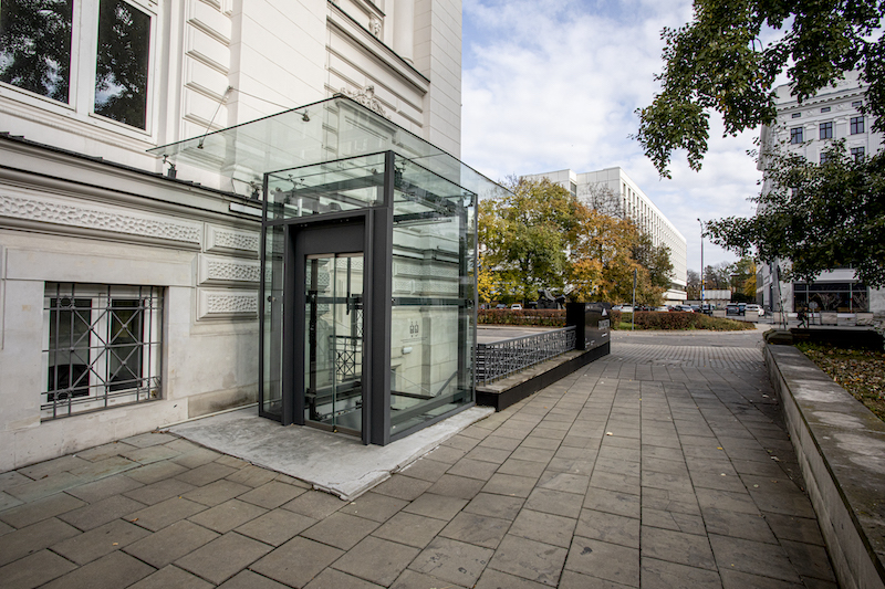 Przeszklona winda przy wejściu do budynku Zachęty.